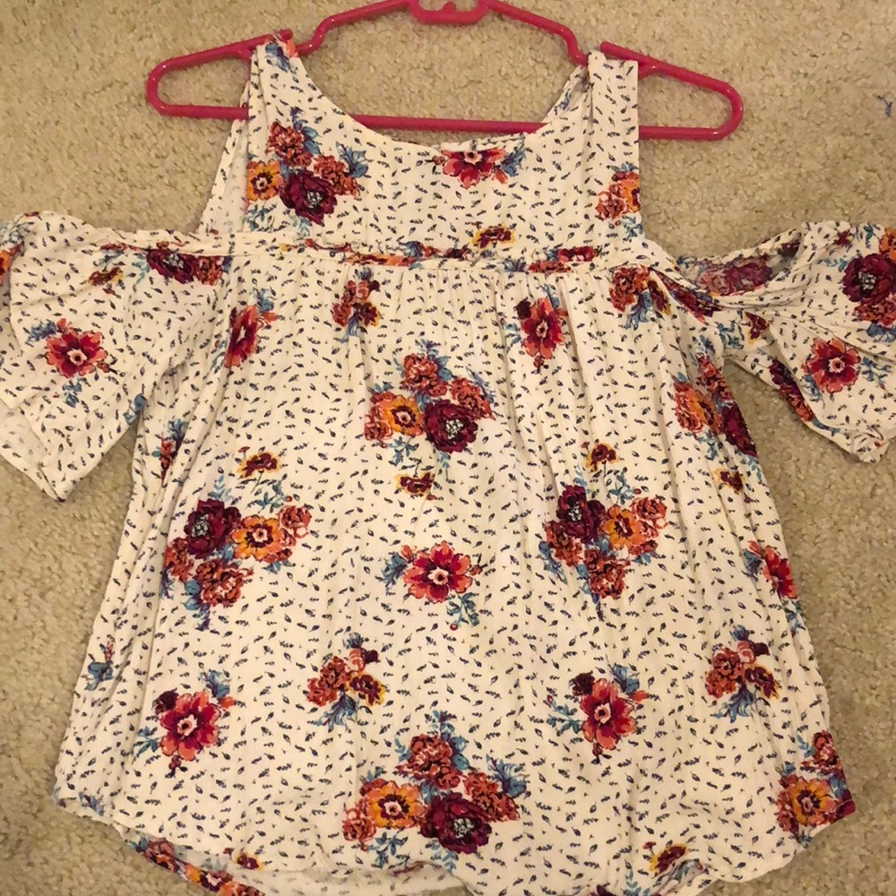Cold shoulder floral print top!